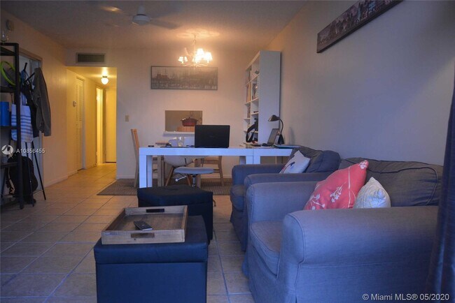 Building Photo - 2821 N Miami Beach Blvd