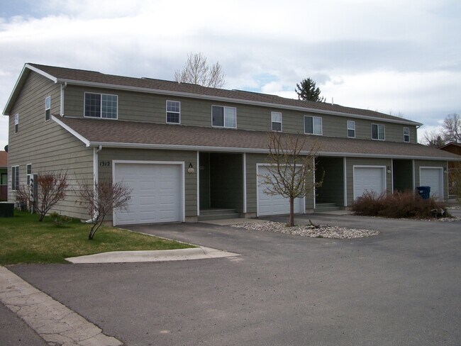 Building Photo - 2 Bedroom 1.5 Bathroom Townhouse 2 weeks f...