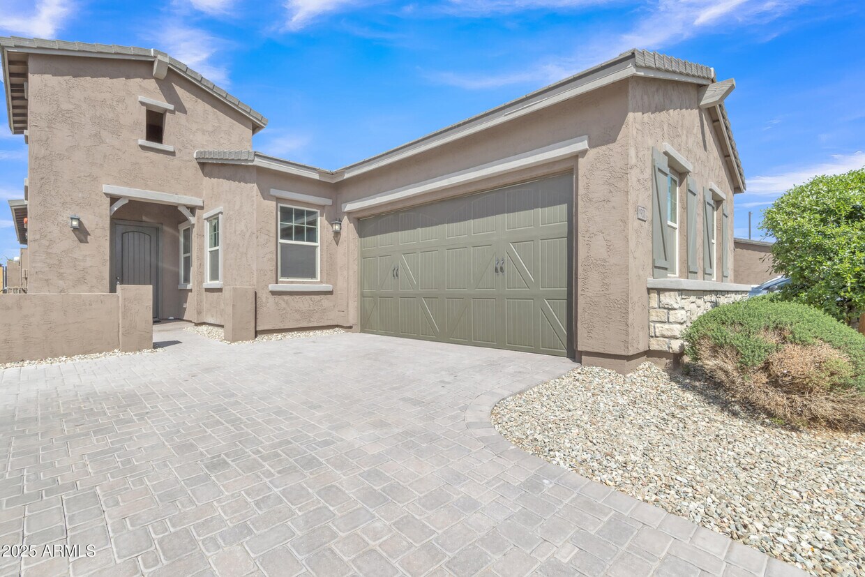 Foto principal - 1900 N 140th Dr