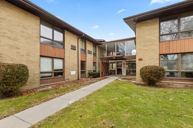 Building Photo - 1545 Cherboneau Pl