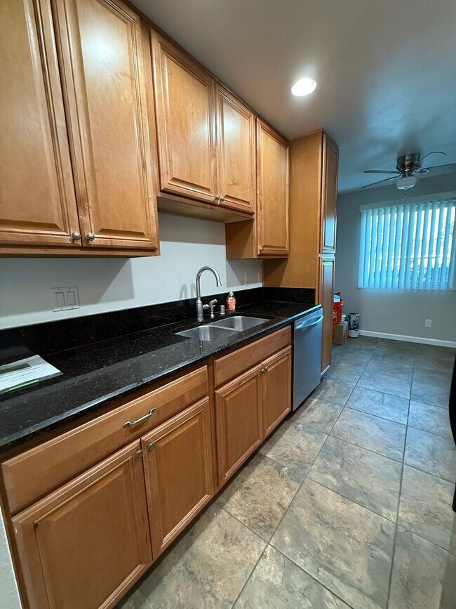 Foto del edificio - Excellent 2 bedroom 2 bathroom single story condo with private backyard.