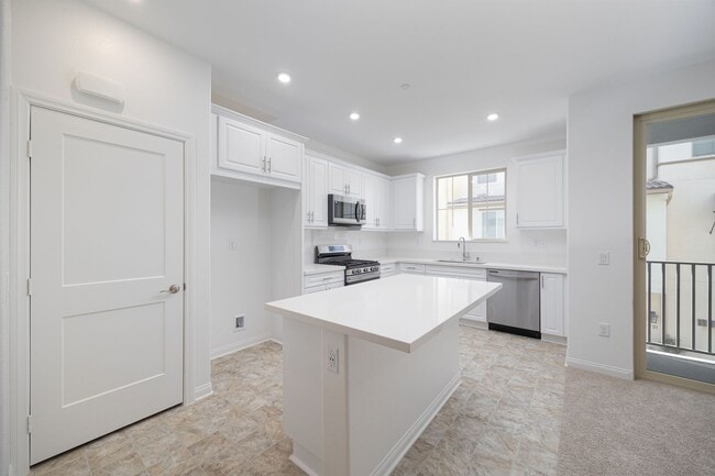 Building Photo - 1749 Laurelwood Wy