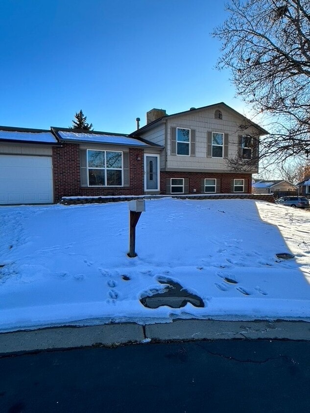 Foto principal - BEAUTIFUL UPDATED 3 BR/2 BA HOME IN AURORA...
