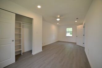 Building Photo - 701 E Morton St