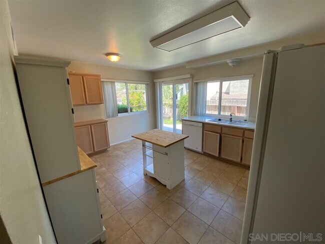 Building Photo - 5037 La Cuenta Dr