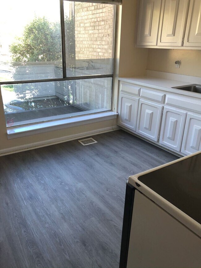 Building Photo - Spacious Townhome Close to METRO, Parks, &...