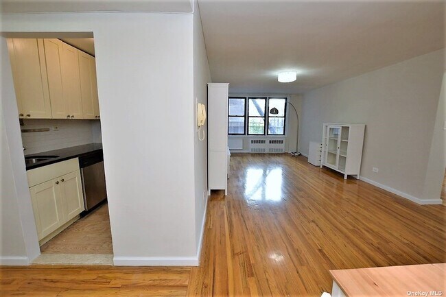 Foto del edificio - 41-42-42 73rd St