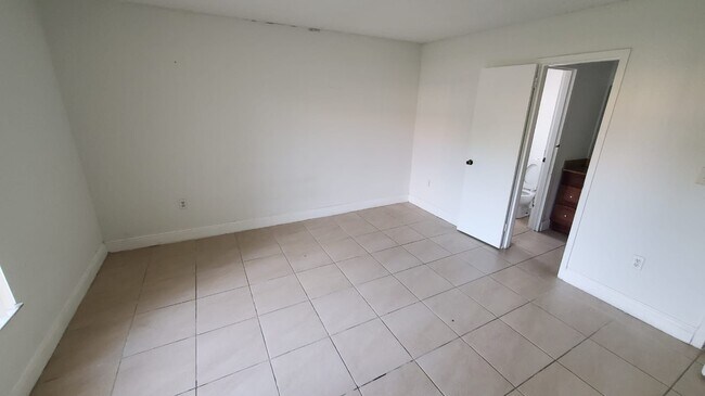 Building Photo - 4804 NW 79th Ave