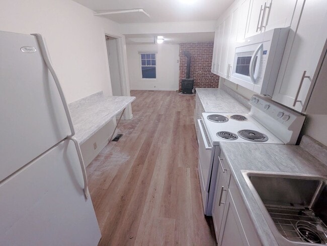 Foto del edificio - 3 & 4 Bedroom Units Just Steps from WWU