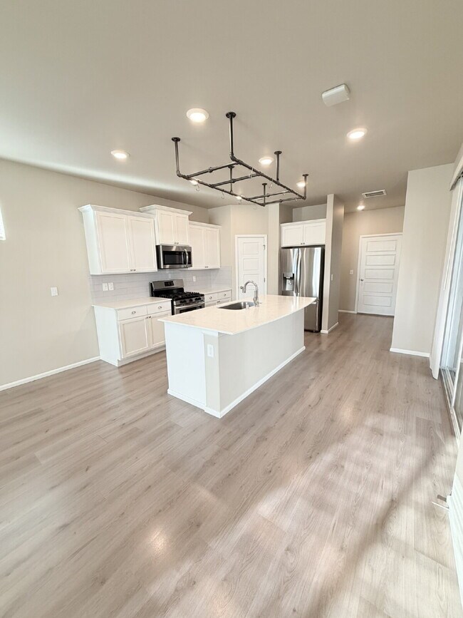 Foto del edificio - Newer Build 3 Bedroom 3 Bathroom- Single Family Home
