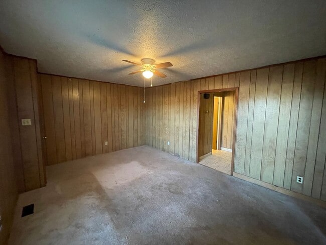 Building Photo - 2/1 Duplex Apartment Available