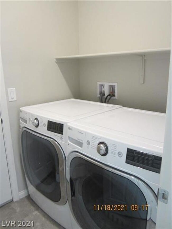 Building Photo - Beautiful 3 Bedrooms/3 Full baths, with bedroom downstairs