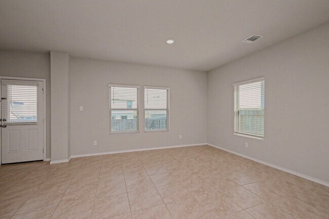 Foto del edificio - No Application Fees and 2 Week Free Move-In Special! Spacious 2-Story Home w/ Open Floor Plan & P...