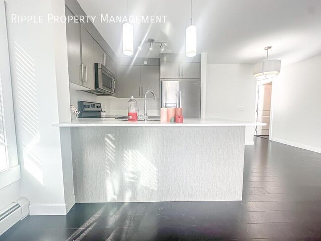 Photo du bâtiment - Modern 2 Beds, 2 Baths Apartment/Condo | 2...