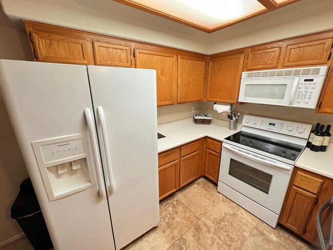Building Photo - FURNISHED 1BD/2BA UNIT! SHORT-TERM LEASE!