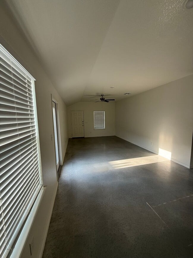 Building Photo - 121 Wind Ridge Dr