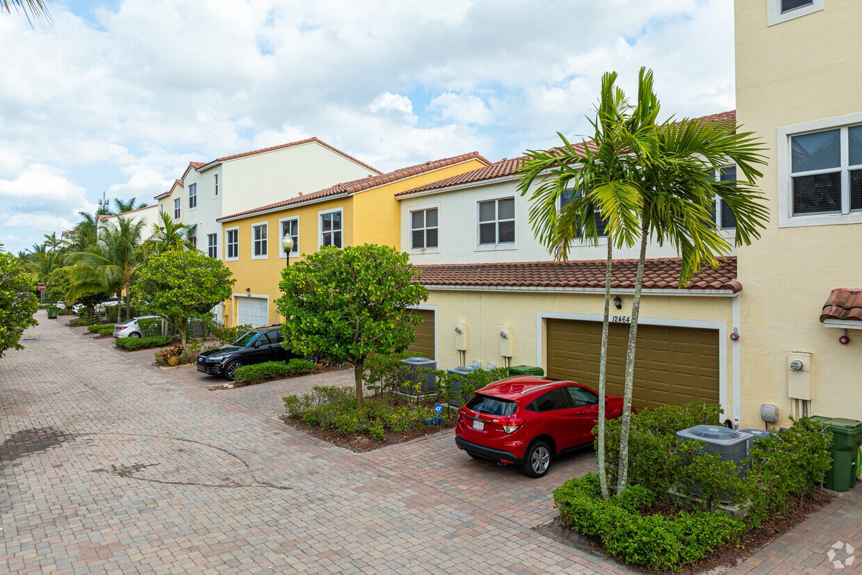 Centra Falls Apartments in Pembroke Pines, FL