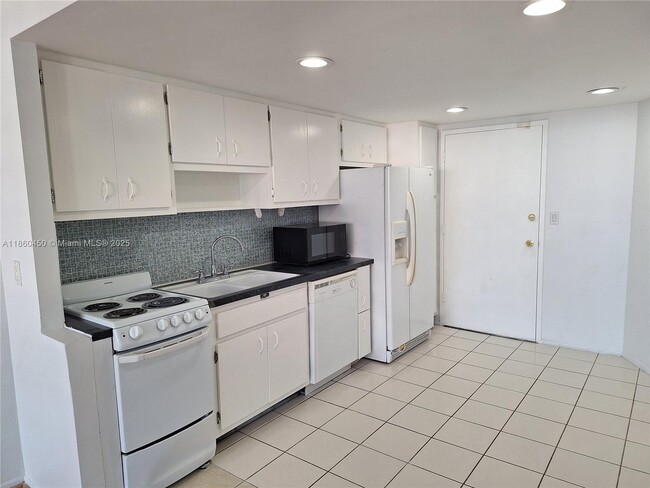 Building Photo - 1351 NE Miami Gardens Dr