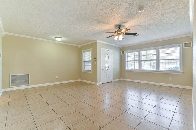 Foto del edificio - 11 Lyncrest Dr