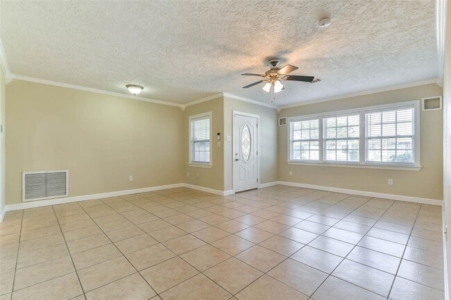 Photo - 11 Lyncrest Dr House