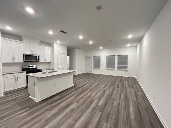 Building Photo - 108 Harpy Dr