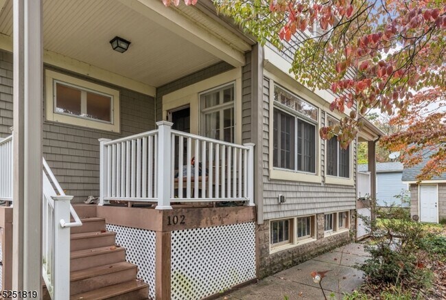 Building Photo - 102 E Woodcliff Ave