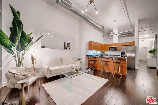 Foto del edificio - 645 W 9th St