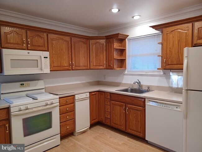 Building Photo - 252 MacKintosh Dr