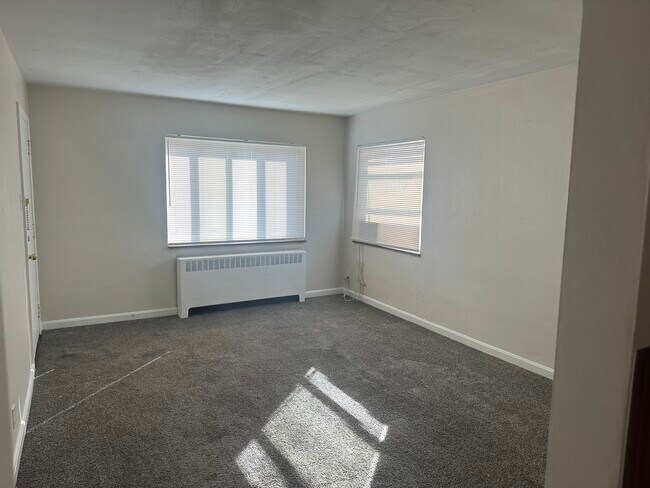 Foto del edificio - 3051 Glenmore Ave