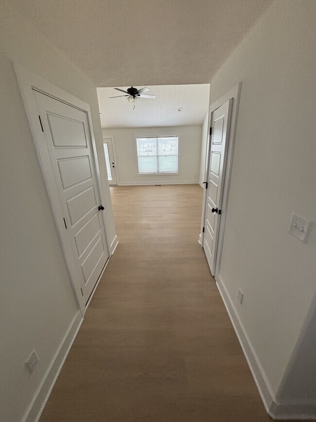 Foto del edificio - 921 Alberta Dr