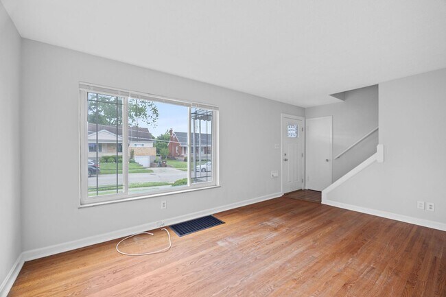 Foto del edificio - BRIDGETOWN- 3-4 BEDROOM 1 BATH BRICK CAPE COD W? WOOD DECK & FENCED YARD