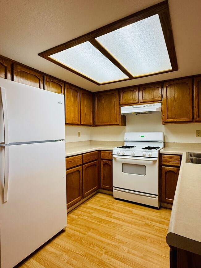 Building Photo - AVAILABLE NOW!!!