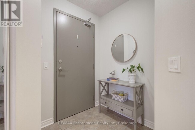 Photo du bâtiment - 2325 Central Park Dr