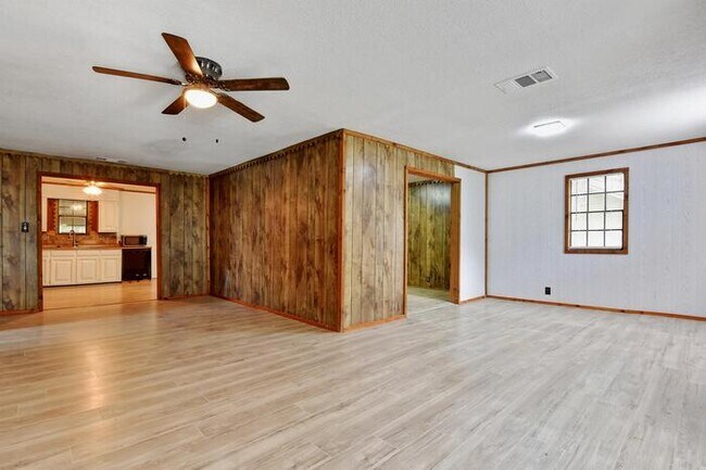 Building Photo - 113 Lazy Ike Ln