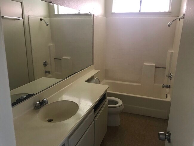 Building Photo - 15591 Nadia St