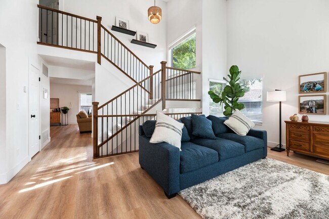 Building Photo - Unique Downtown Fully Renovated Beauty!