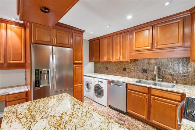 Foto del edificio - 5303 Fleetwood Oaks Ave