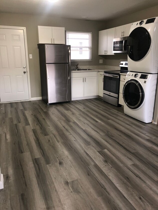 Primary Photo - Beautifully Renovated Two Bedroom Apartmen...