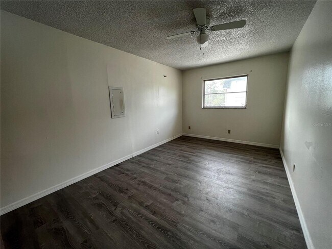 Building Photo - 116 Southwest Jefferson Cir N