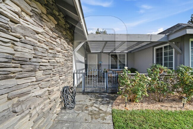 Building Photo - Charming Single-Story 3 Bed/2 Bath Home With Remodeled Baths & Private Backyard in Riverside!