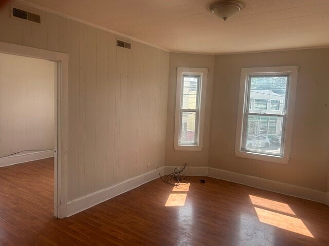 Foto del edificio - 754R Aiken Ave
