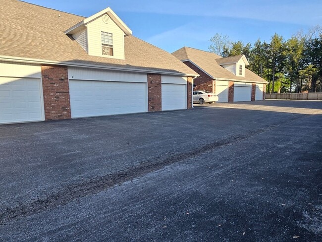 Building Photo - Capri Townhomes