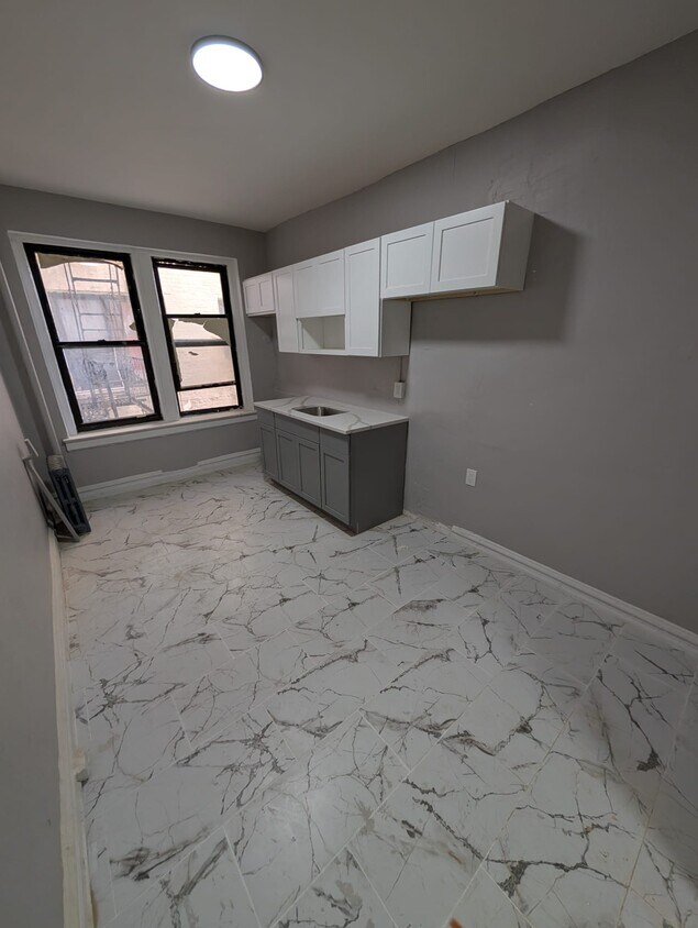 160 Ellis Ave 303 - 175 Ellis Ave