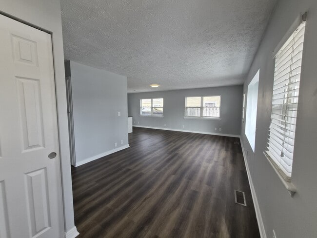 Foto del edificio - 484 Carol Dr