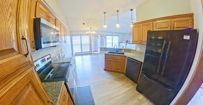 Foto del edificio - Fenced In Yard + Patio + Pet Friendly + St...