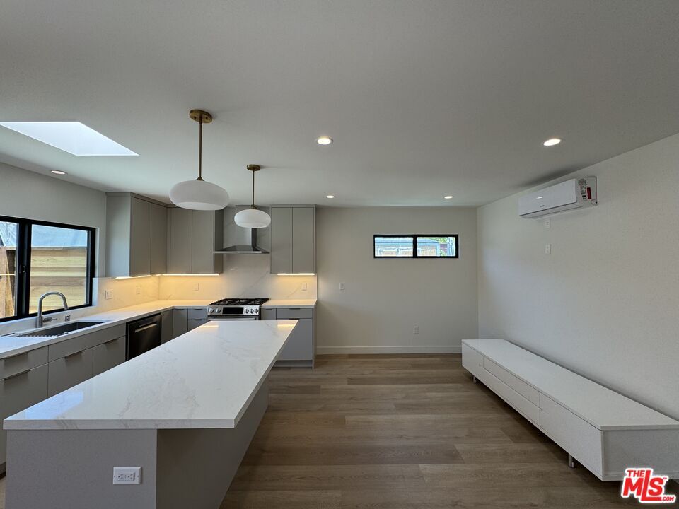 Foto principal - 7808 Truxton Ave