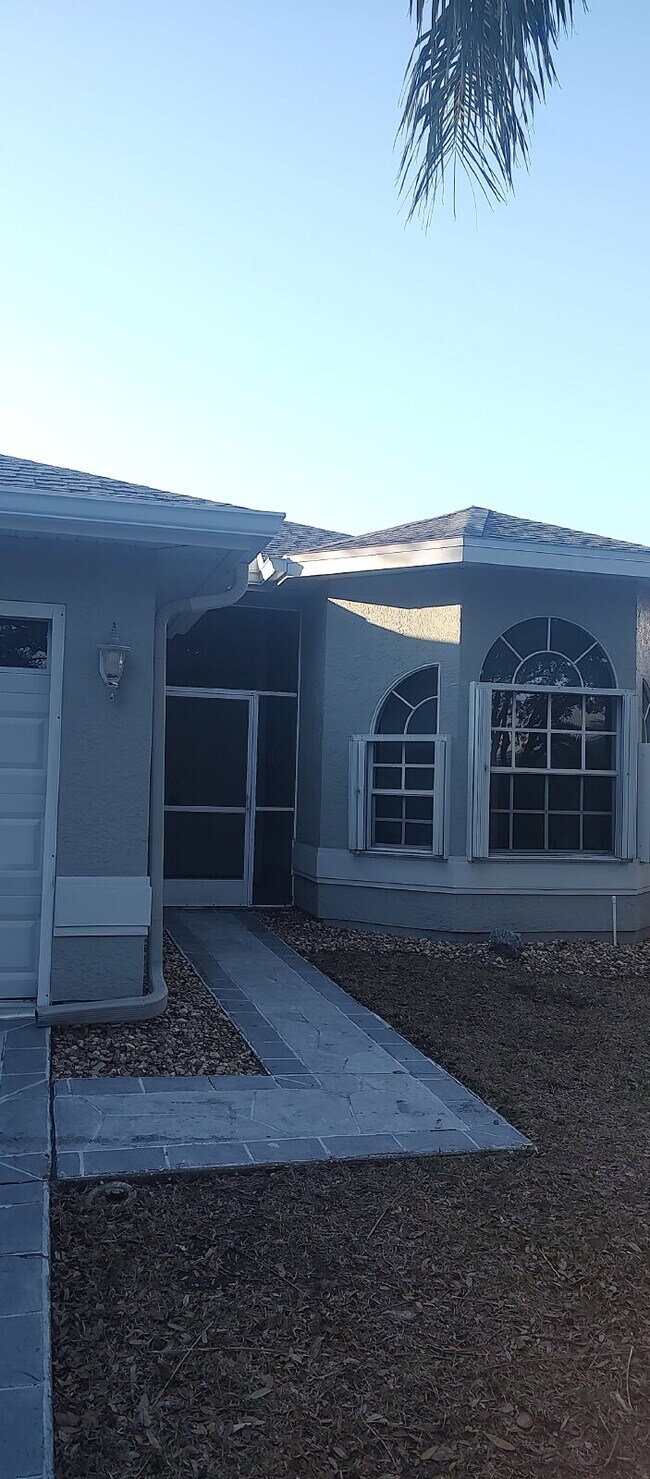Building Photo - "Spacious 1732 Sq Ft 3-Bed, 2 Baths, in Tarpon Springs!"