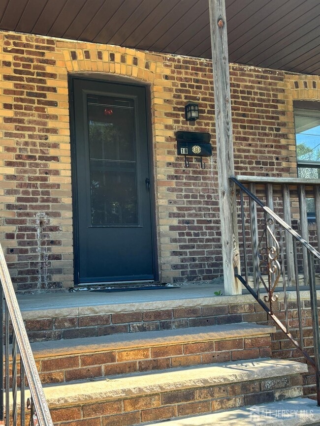Building Photo - 16 Yates Ave