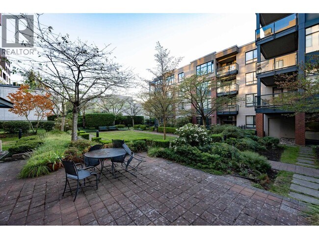 Photo du bâtiment - 538 W 45th Ave