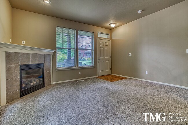 Building Photo - Contemporary 2 Bed 2.5 Bath Townhome in Hi...